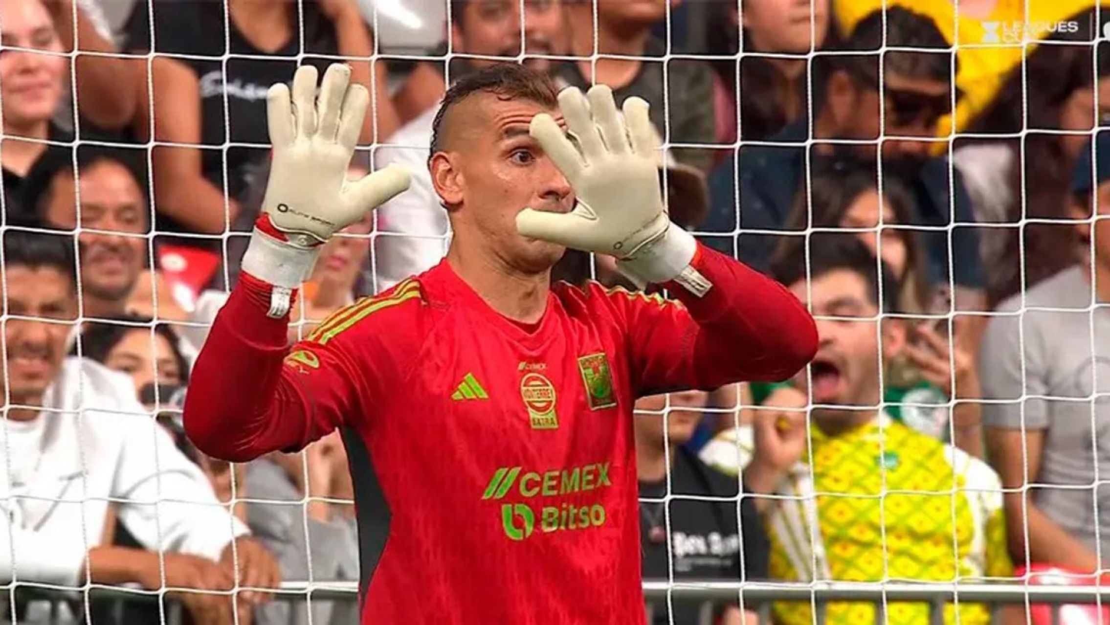 El "Patón" Guzmán desafió a la ley "anti Dibu": hizo de mimo, clown y mago en la definición por penales