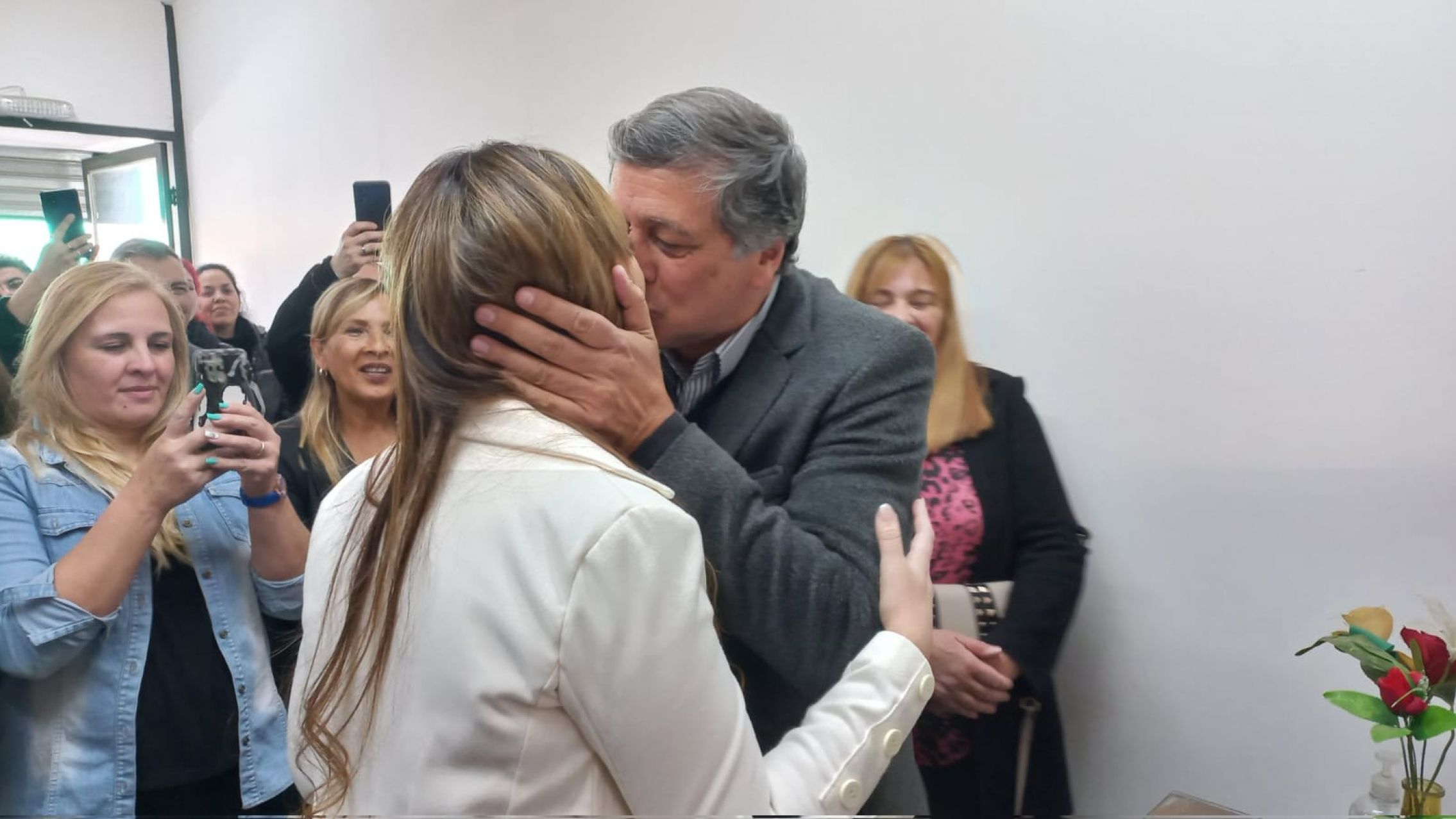 Es candidato a vice pero se casó y se va al Caribe en plena campaña