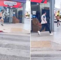 "Agarrámelo": corrió al "pata de lana" de su novia por la calle y el video se hizo viral