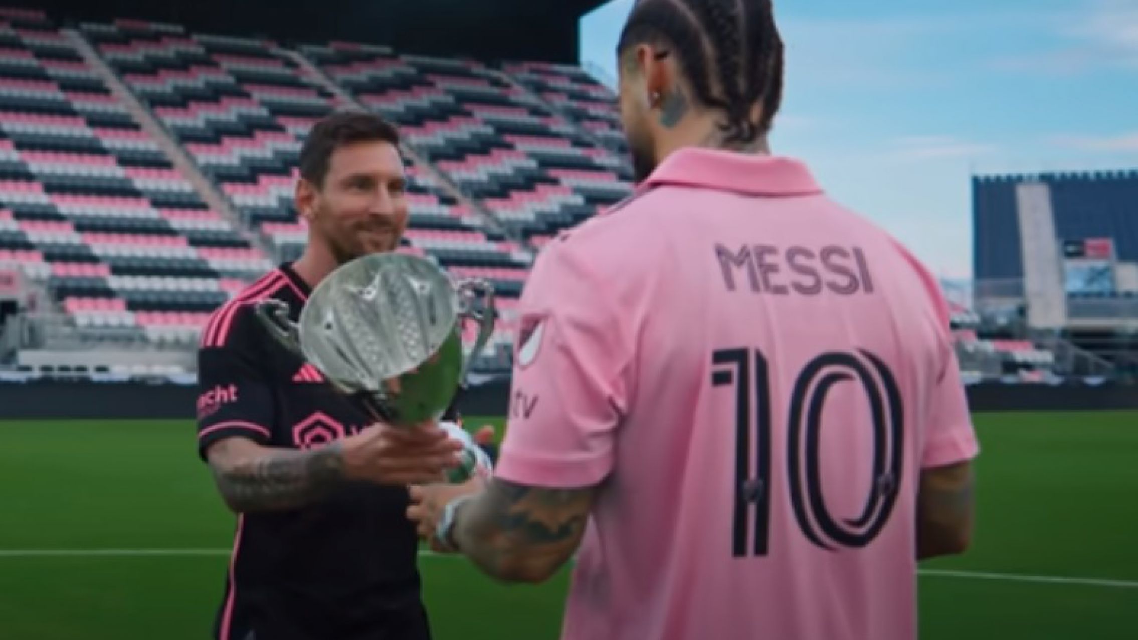 Leo Messi protagoniza el nuevo video de Maluma y Yandel: "Trofeo"