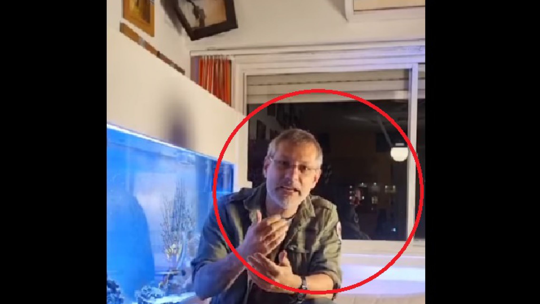 Filmaba un video para Instagram y su reflejo mostró un aterrador comportamiento