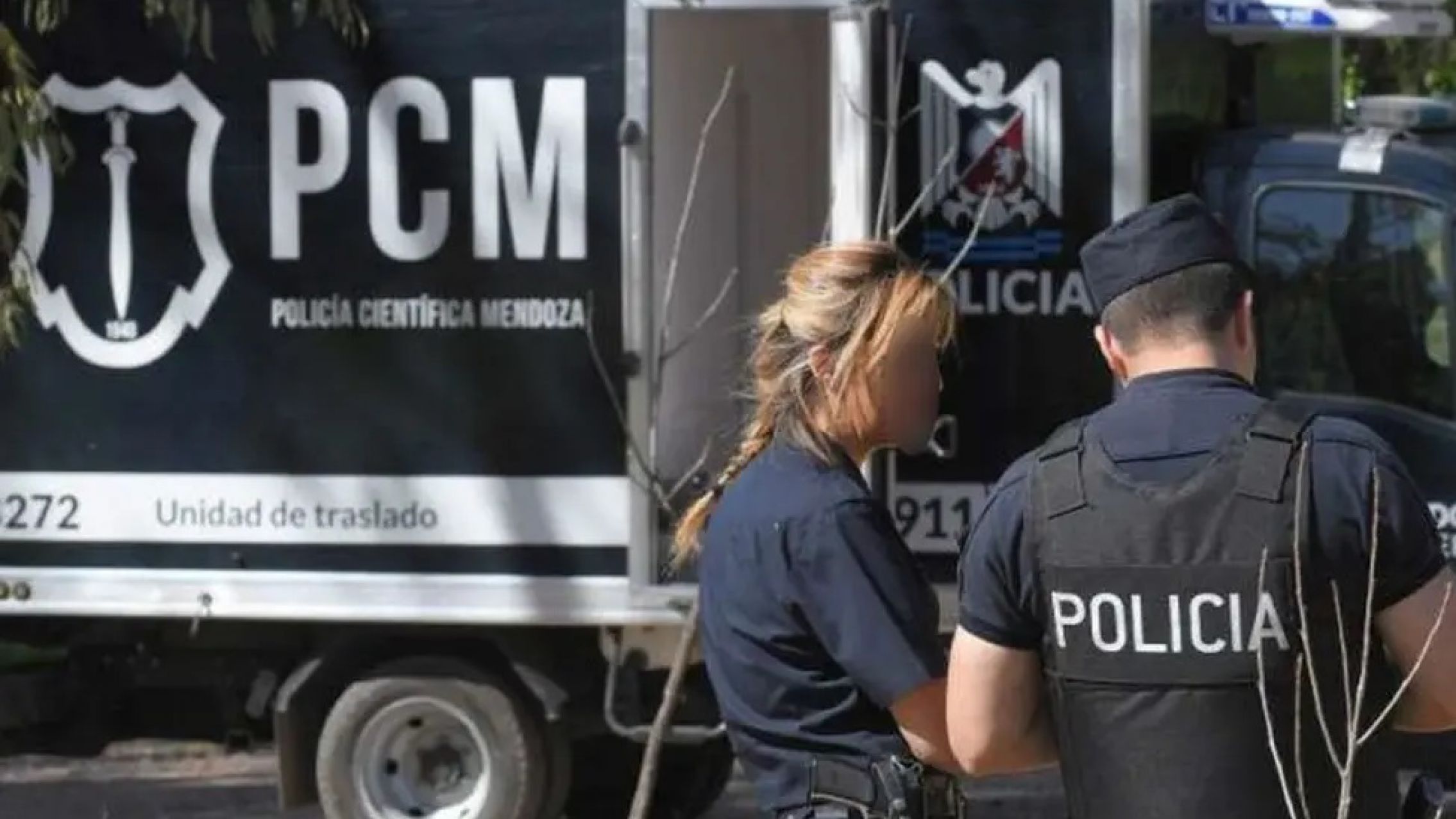 Se duchaba, tropezó y murió electrocutada