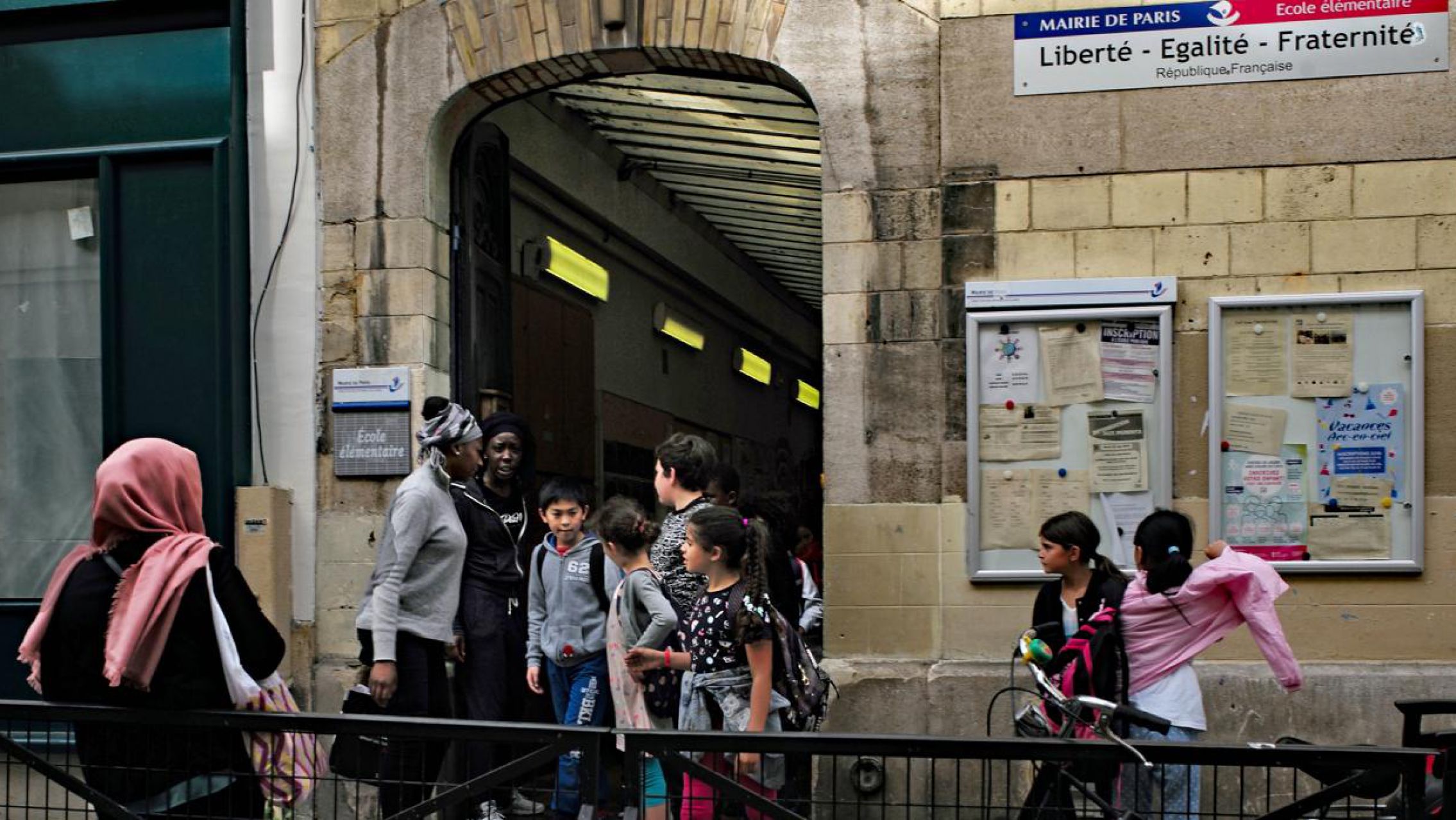 Más de 500 escuelas en Francia bajo vigilancia por el uso de estudiantes de atuendo musulmán