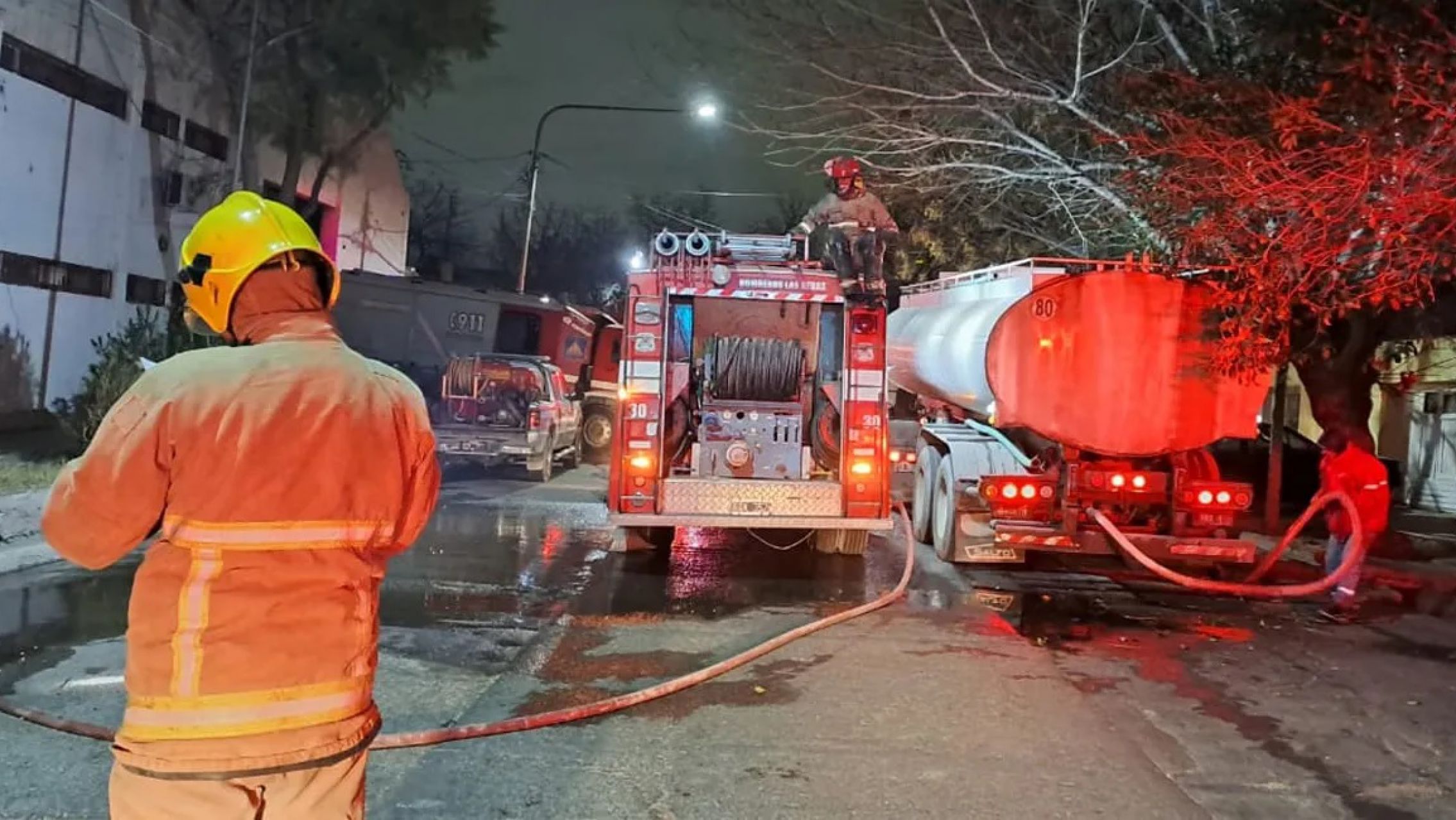 Rescatan a una pareja y sus cuatro hijos en un incendio