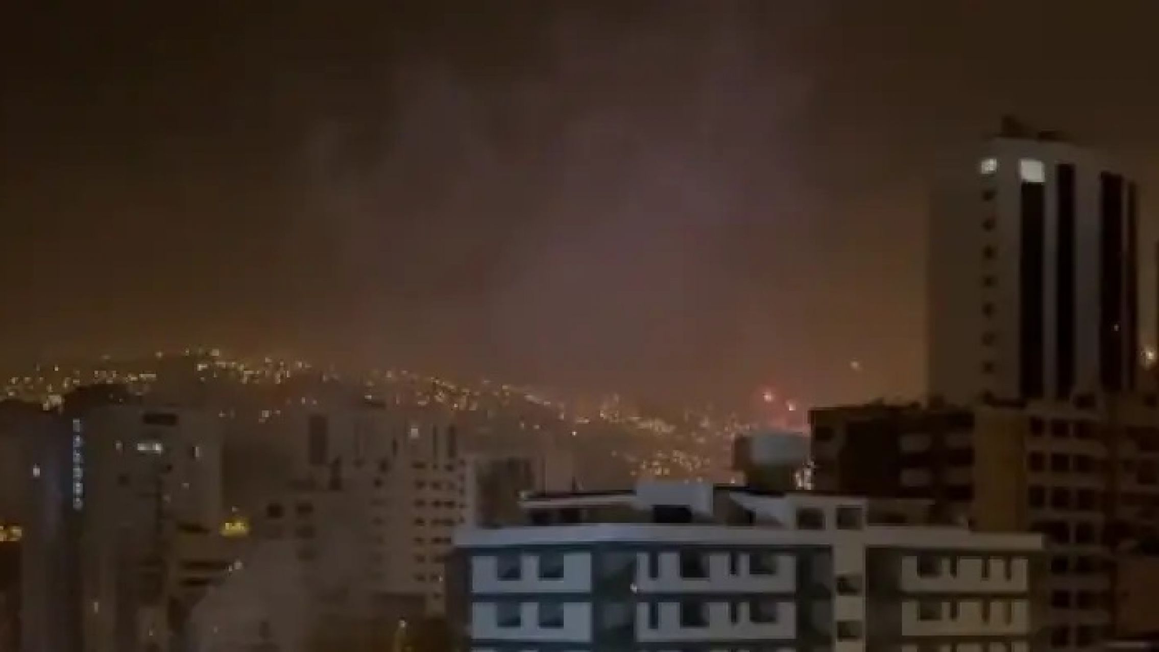 Hinchas bolivianos tiraron fuegos artificiales cerca del hotel donde se aloja la selección argentina