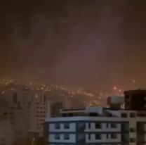 Hinchas bolivianos tiraron fuegos artificiales cerca del hotel donde se aloja la selección argentina