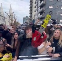 Video: Milei us&oacute; una motosierra durante una caravana en Olavarr&iacute;a