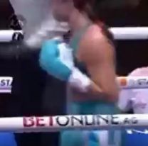 Imágenes sensibles: entrenador argentino muere mientras su esposa pelea en el ring