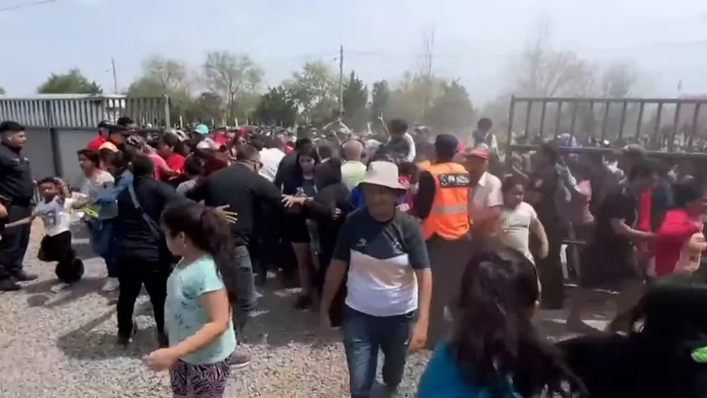 Desborde en el funeral de Huguito Flores en Santiago del Estero
