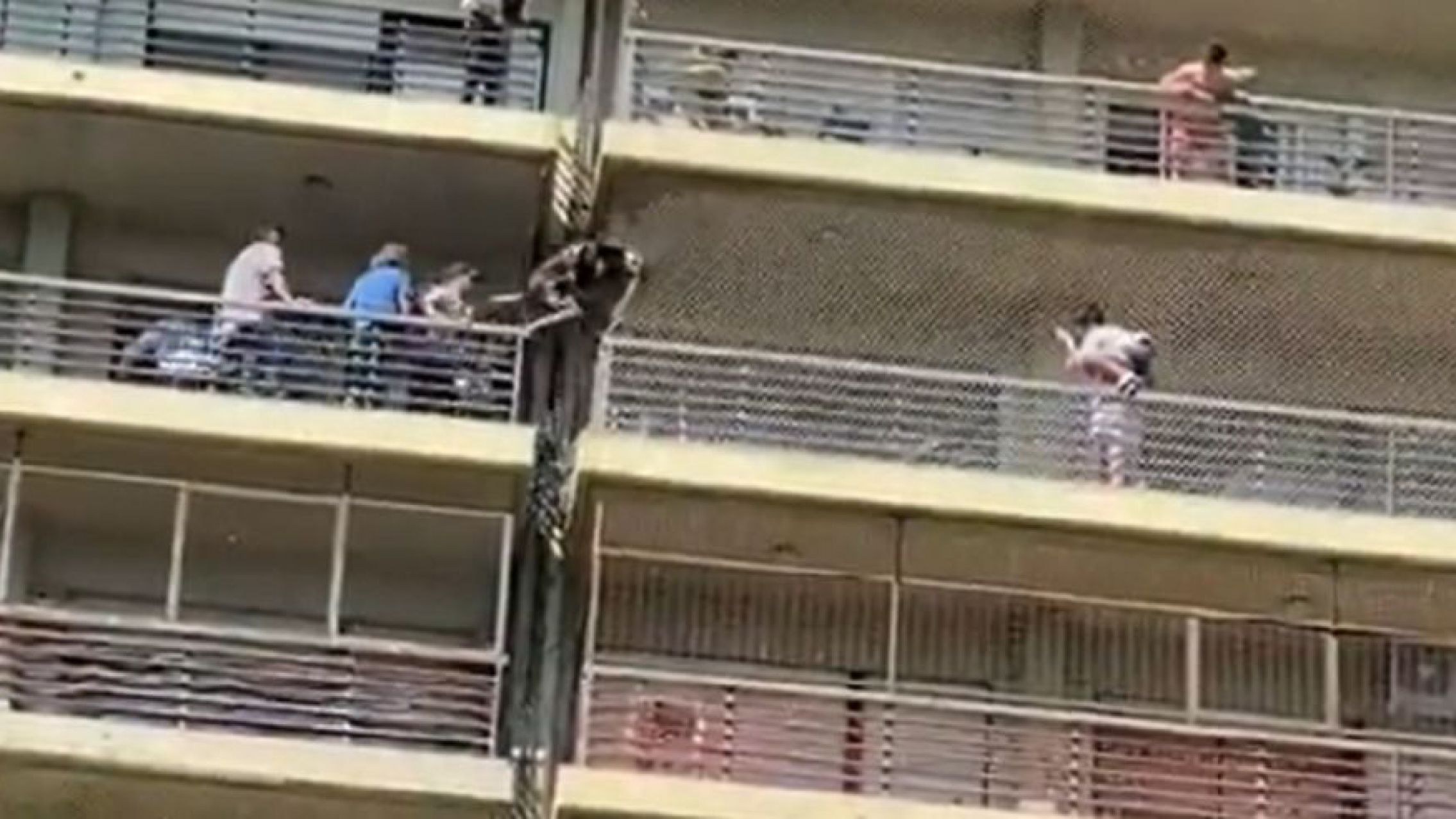 Video: Desesperante rescate de un niño que quedó colgado de un balcón en Rosario