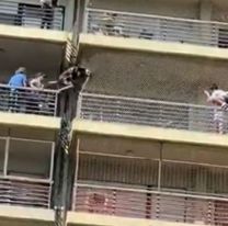Video: Desesperante rescate de un niño que quedó colgado de un balcón en Rosario