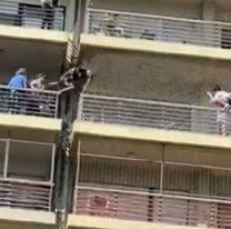 Video: Desesperante rescate de un niño que quedó colgado de un balcón en Rosario