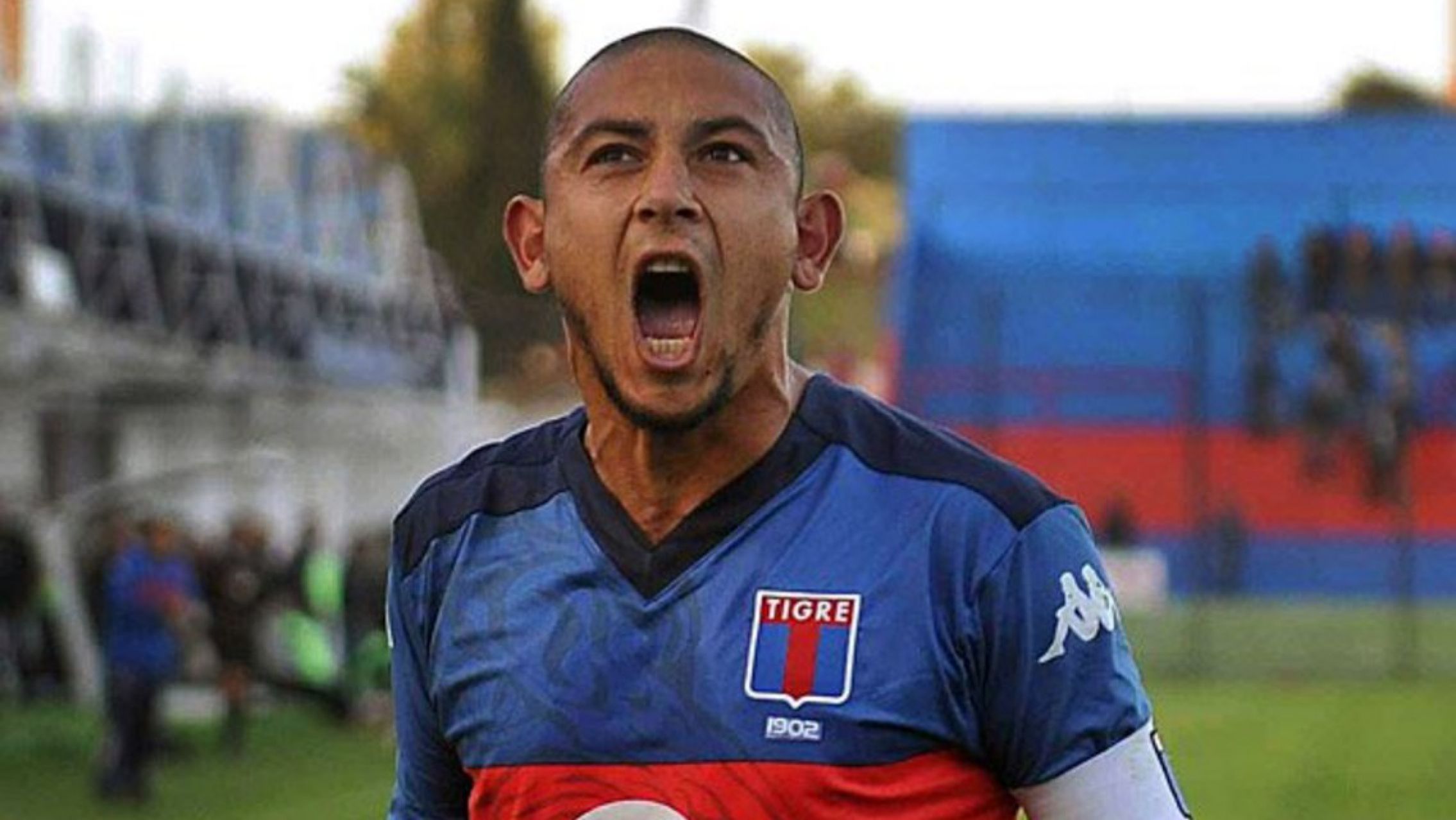 El exgoleador que ahora recorre las calles como un político: el cambio de vida del "Chino" Luna