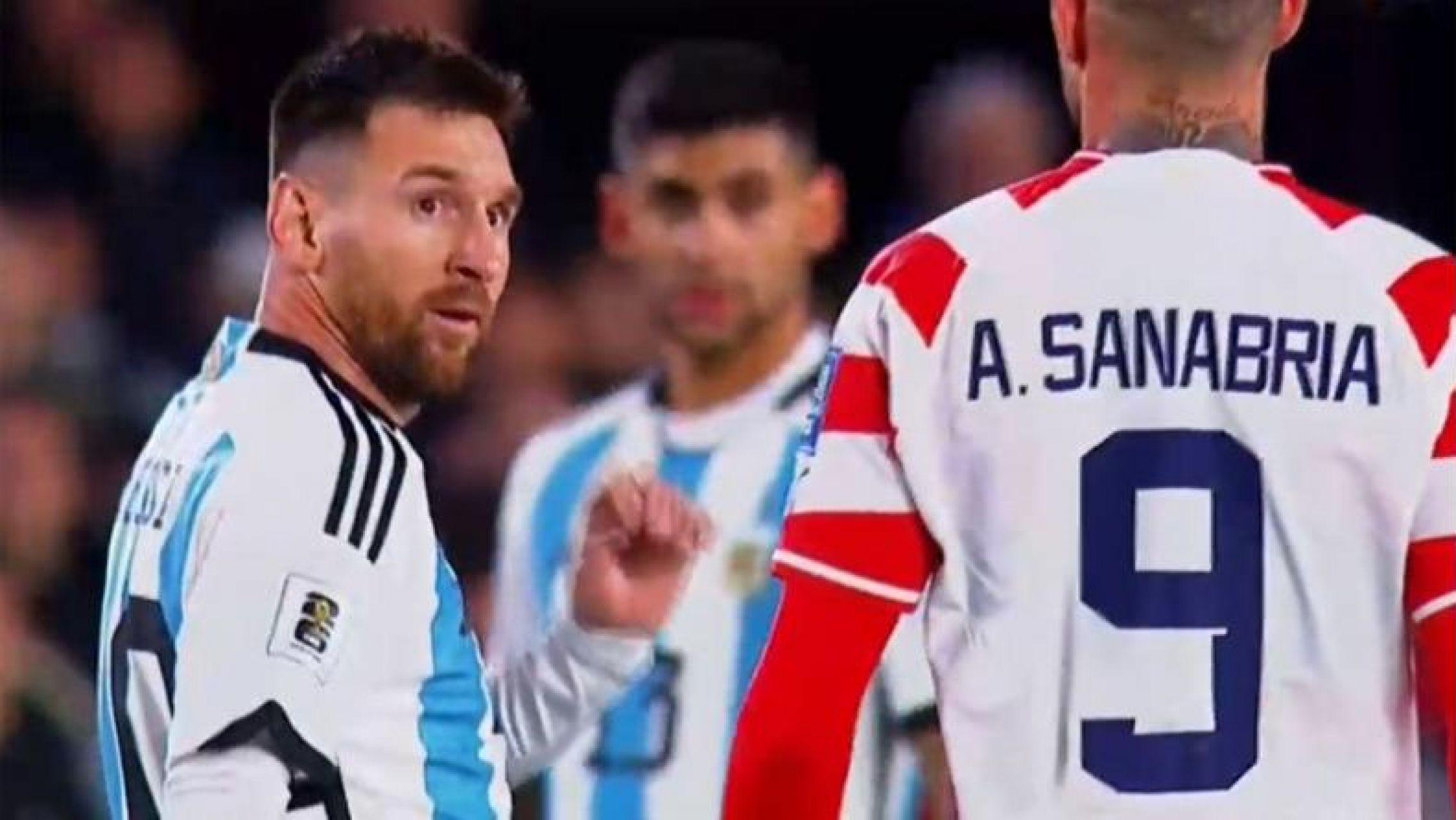 Un jugador paraguayo escupió a Messi y este lo destrozó