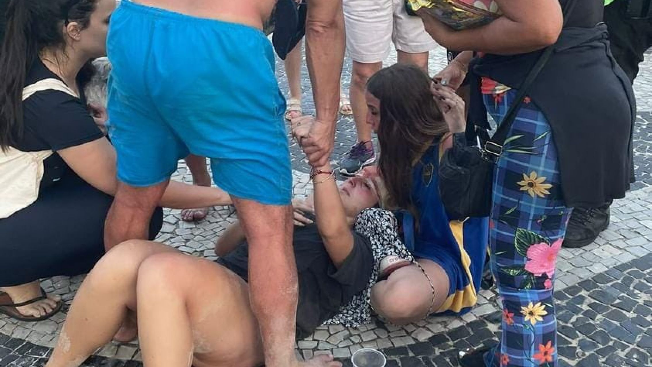 Hinchas de Fluminense atacaron en Copacabana a un grupo de Boca: dos heridos