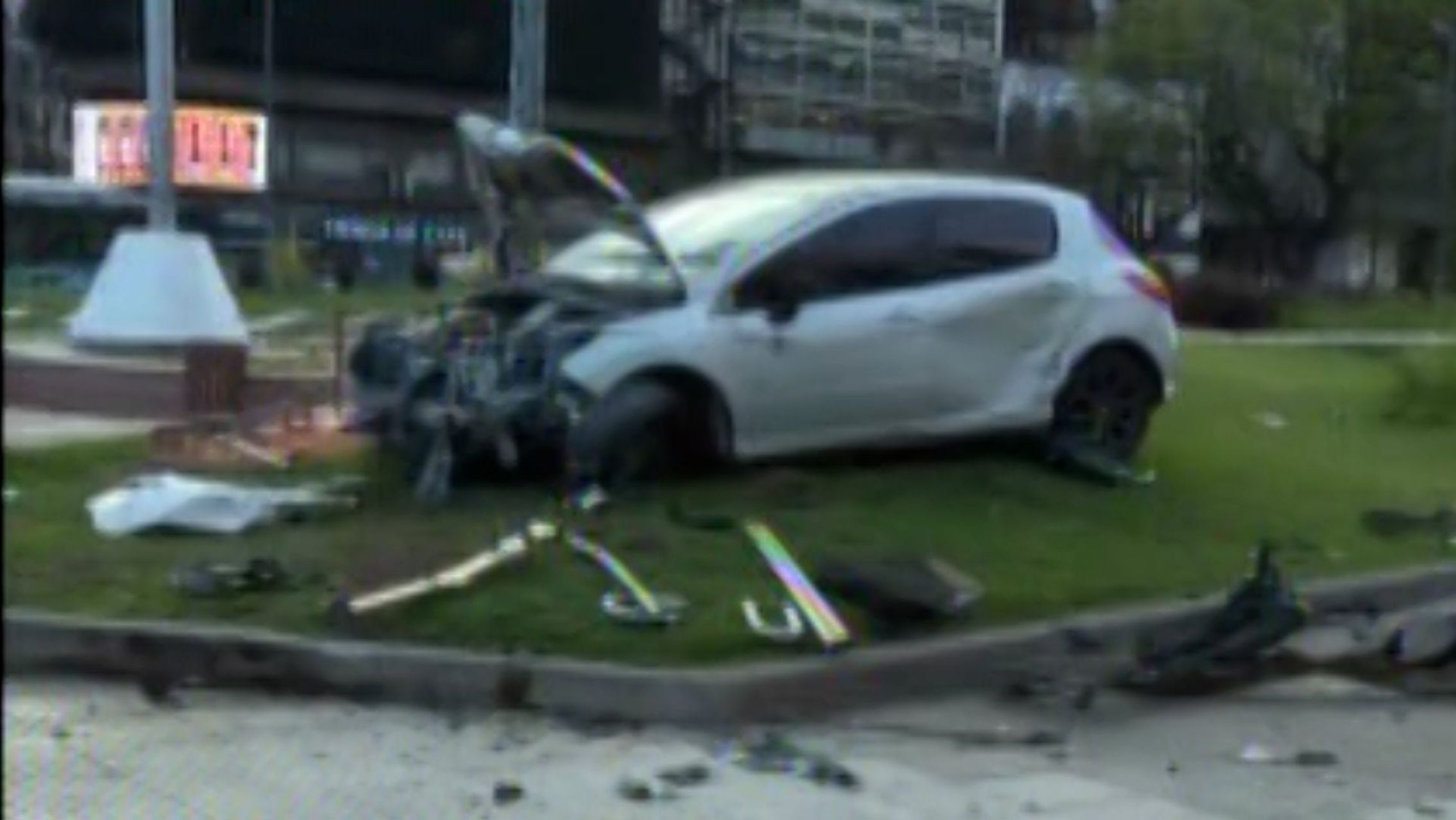 Video: volcó en el Obelisco en un espectacular accidente