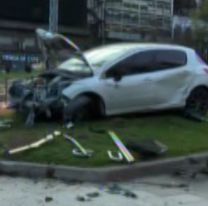 Video: volcó en el Obelisco en un espectacular accidente