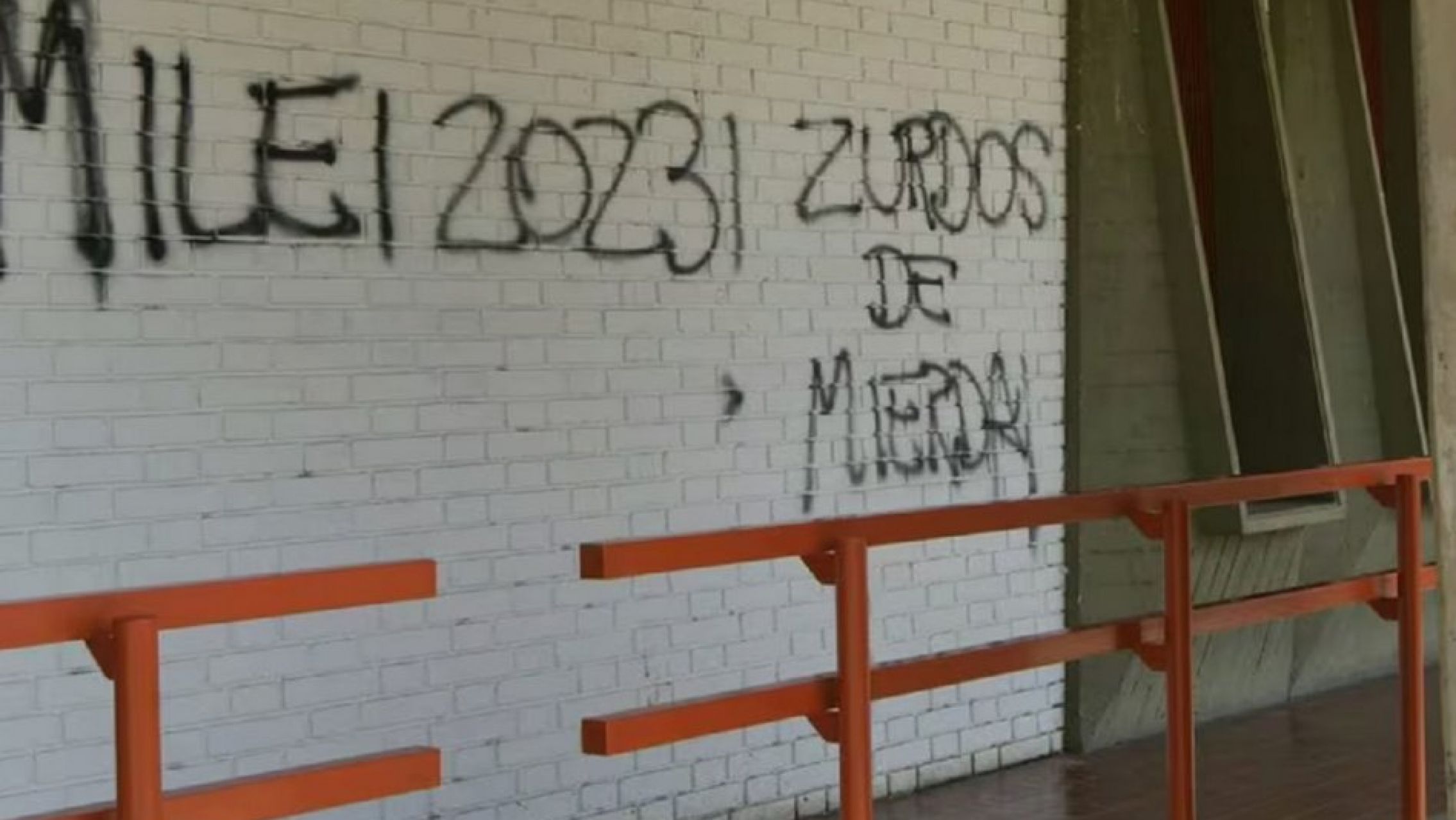 Aparecieron pintadas con amenazas y llamados a votar por Milei en Universidad Nacional de Cuyo