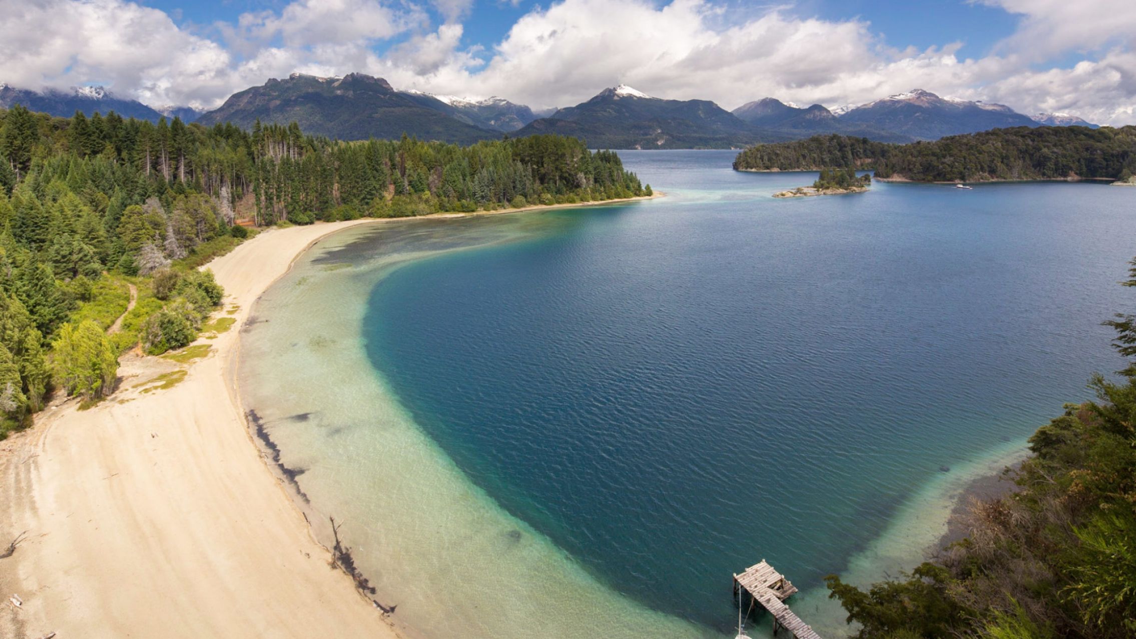 La impactante playa de arena blanca en una isla paradisíaca de la Patagonia