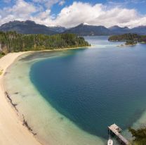 La impactante playa de arena blanca en una isla paradisíaca de la Patagonia