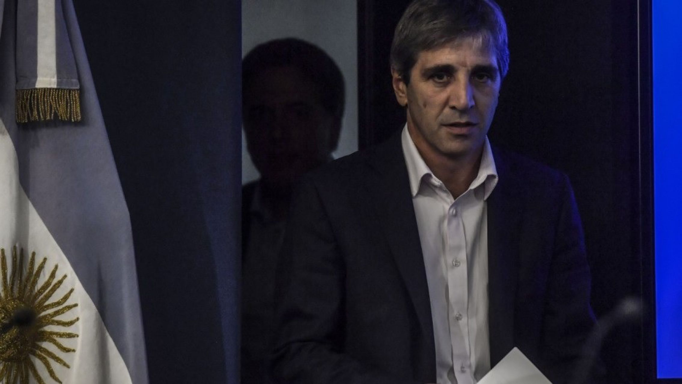 Devaluación y fuerte suba del impuesto país, las primeras medidas en análisis