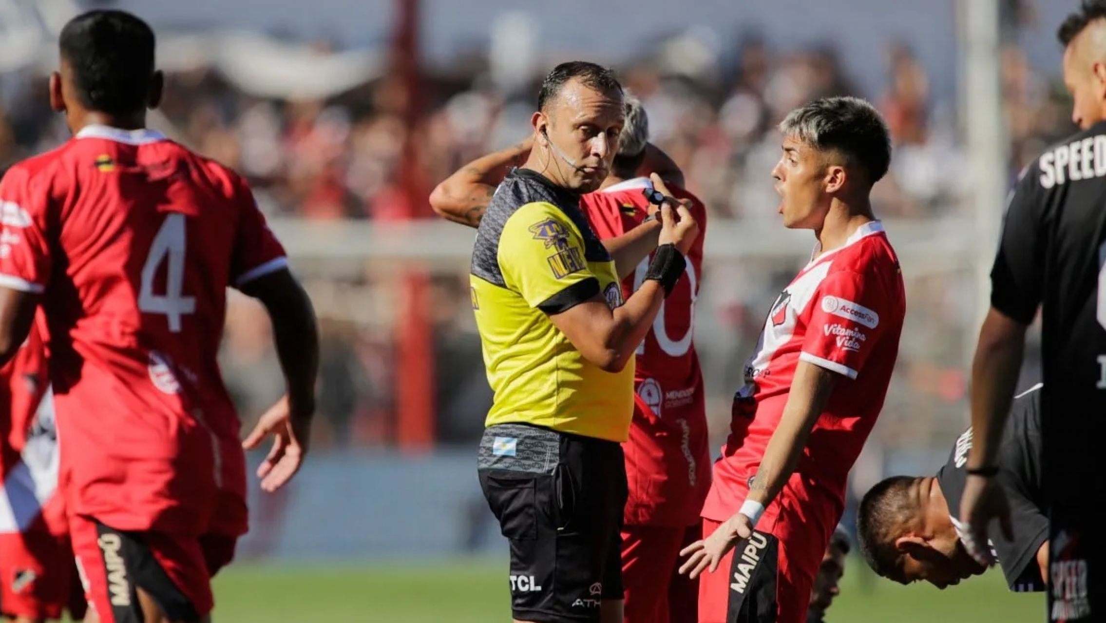 En una final escandalosa, Riestra ganó y está en Primera