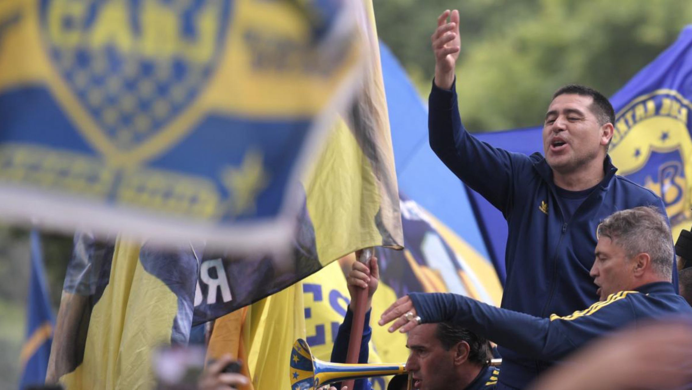 Una enorme multitud marchó junto a Riquelme tras la avanzada judicial del macrismo