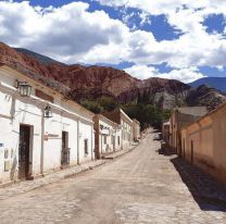 El impresionante trekking escénico al pie de uno de los cerros más lindos del norte argentino