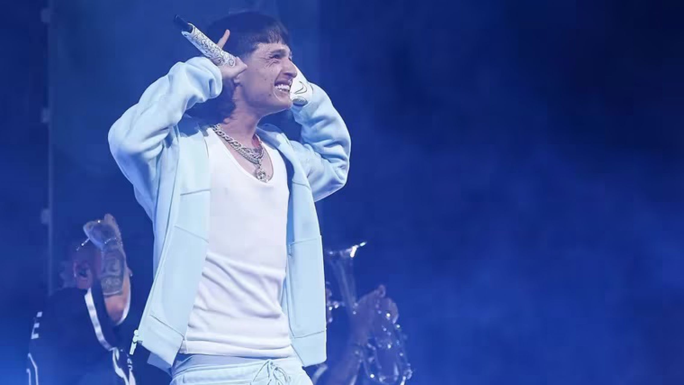 Con guiños a Riquelme y Messi, Peso Pluma rompió la noche en Buenos Aires