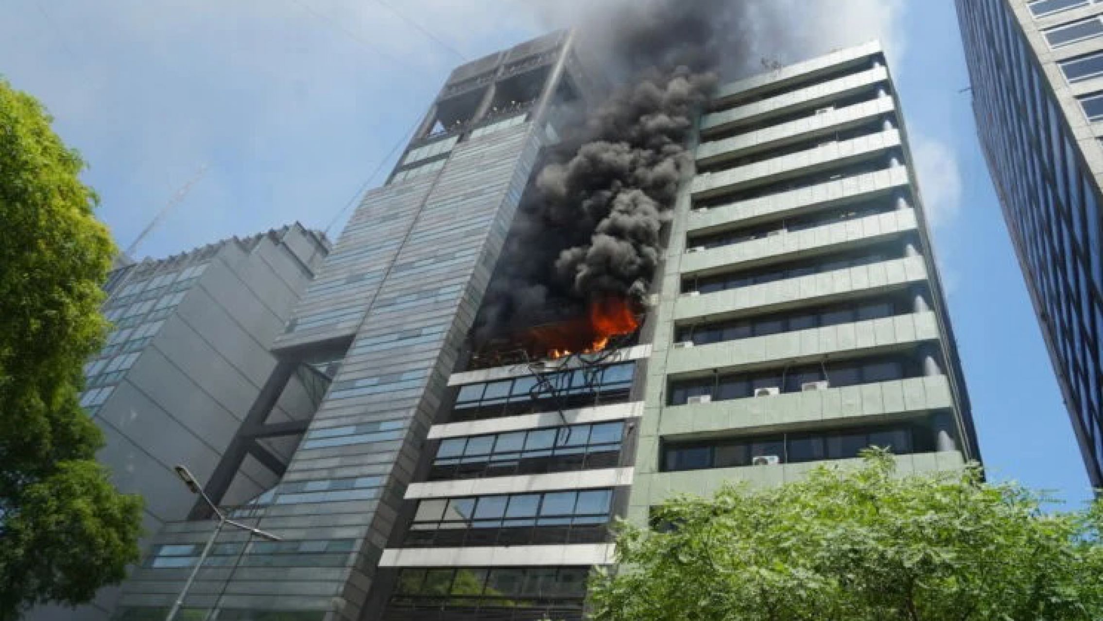 Explosión e incendio al lado de la Secretaría de Trabajo