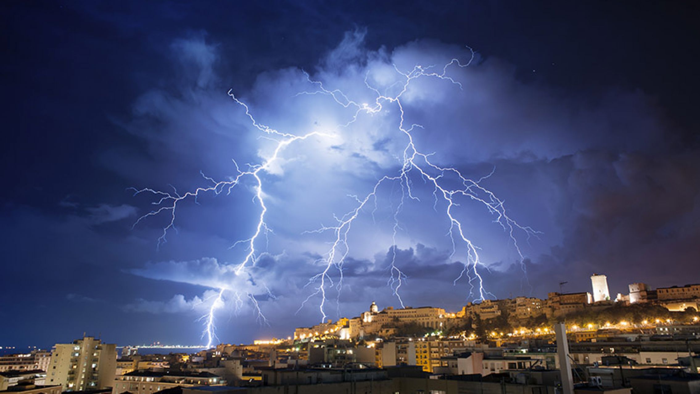 Rigen alertas naranjas y amarillas por tormentas en 10 provincias y por calor en el noroeste