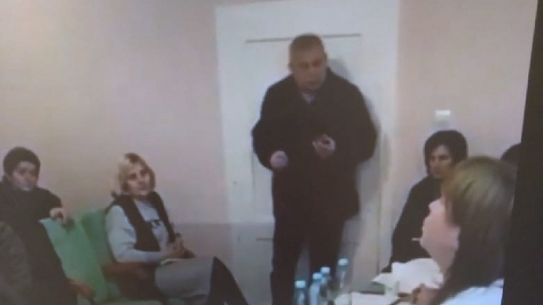 Video: un diputado ucraniano lanzó tres granadas en una reunión