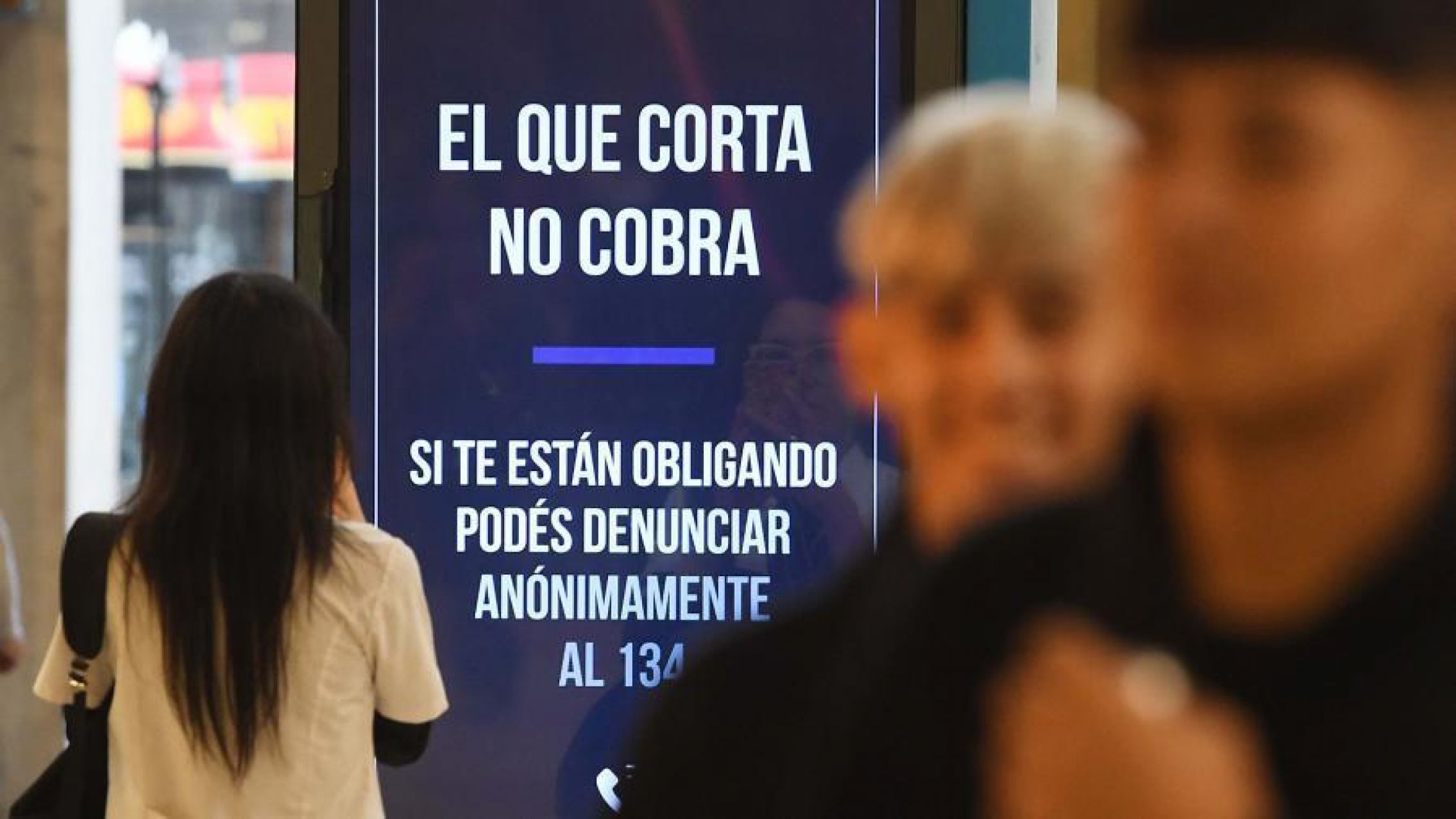 La leyenda "el que corta no cobra", en carteles y altoparlantes de estaciones ferroviarias