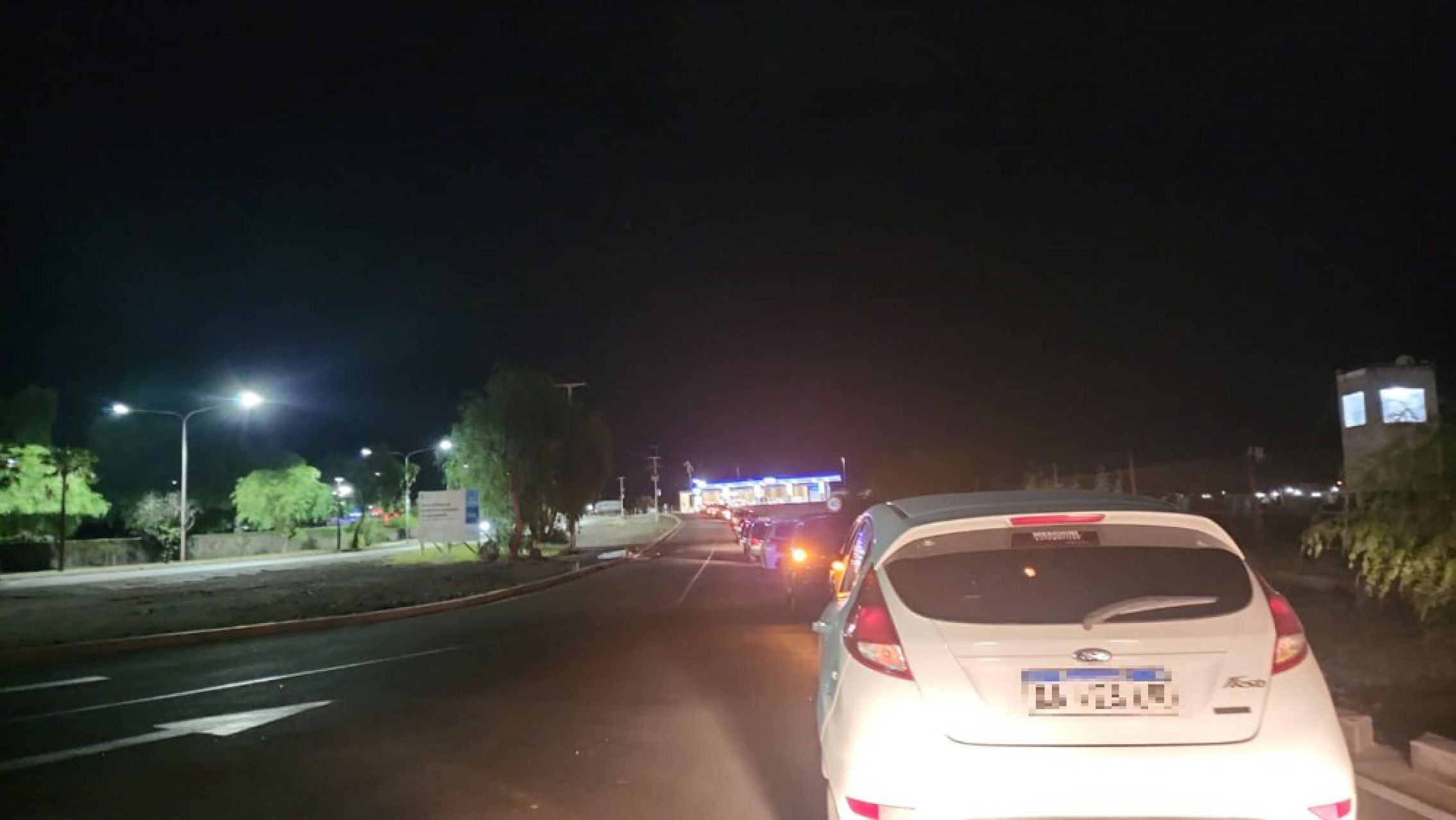 Largas filas en las estaciones de servicio por el nuevo aumento en combustibles