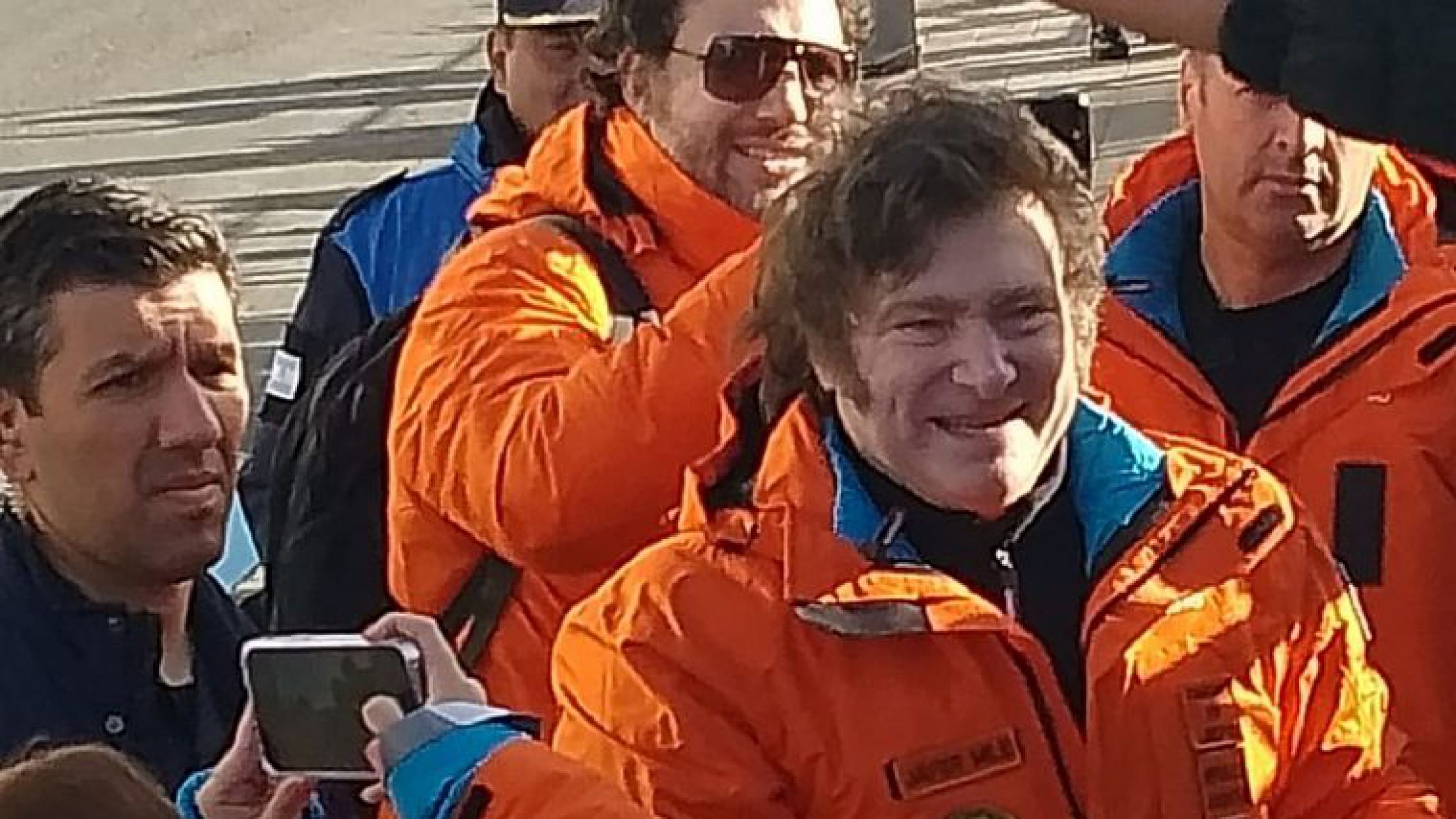 Javier Milei partió hacia la Antártida y visitará las bases Marambio y Esperanza