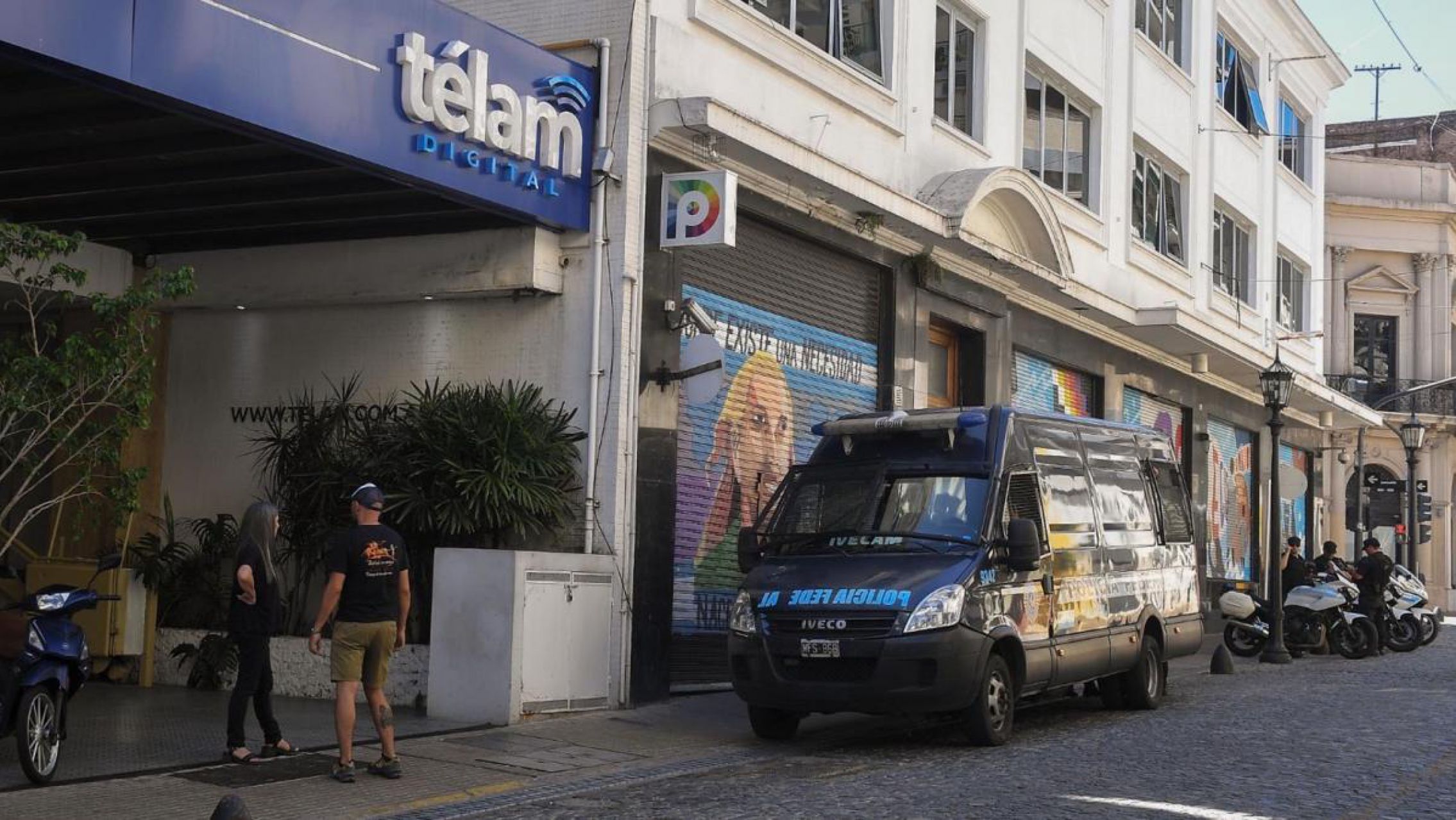 Los medios públicos nacionales amanecieron custodiados por la policía