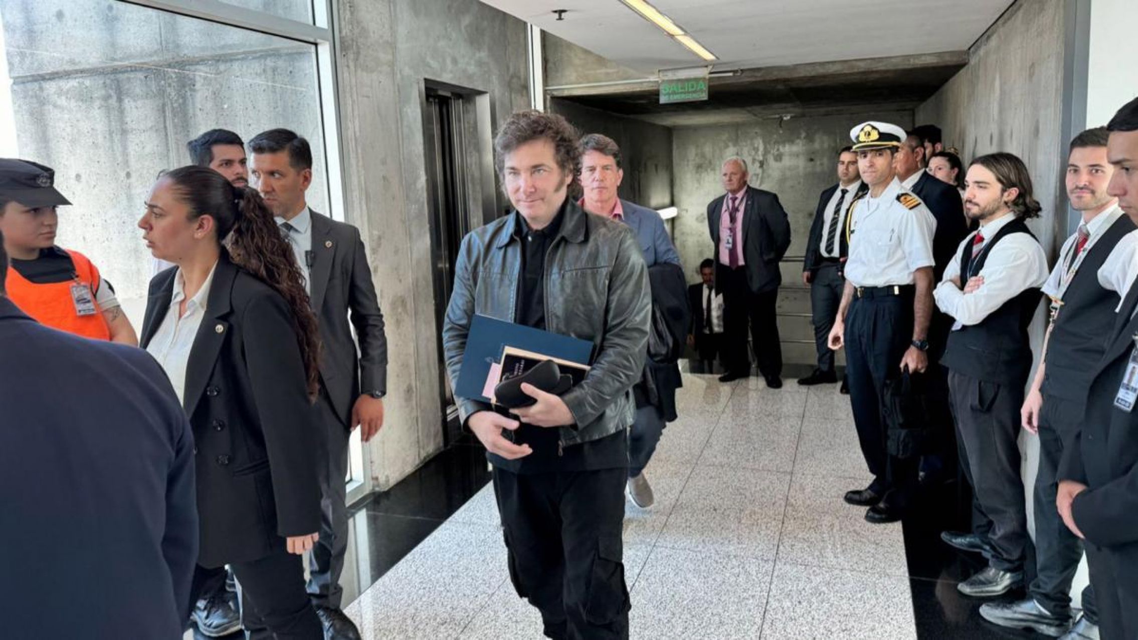 Milei llegó a Ezeiza tras su gira en Davos, en la que dio detalles de su modelo de capitalismo