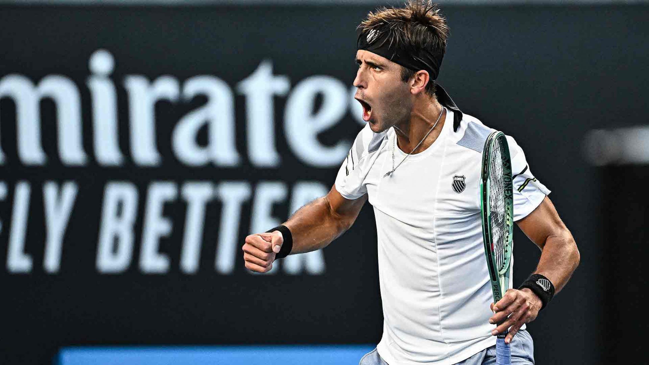 Etcheverry dio otro golpe, venció a Monfils y jugará ante Djokovic