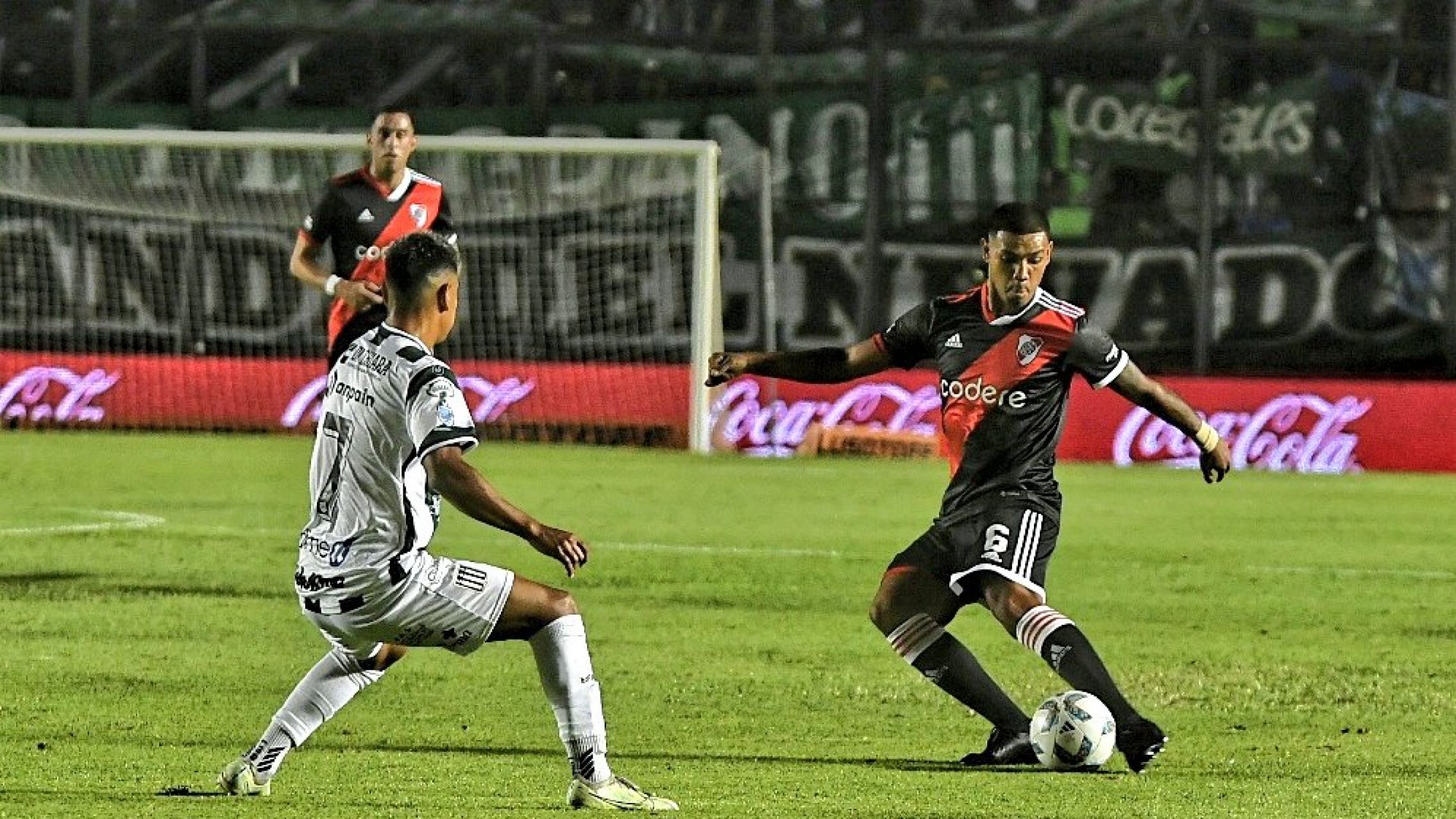 Video: River sufrió, pero terminó goleando a Excursionistas en el debut
