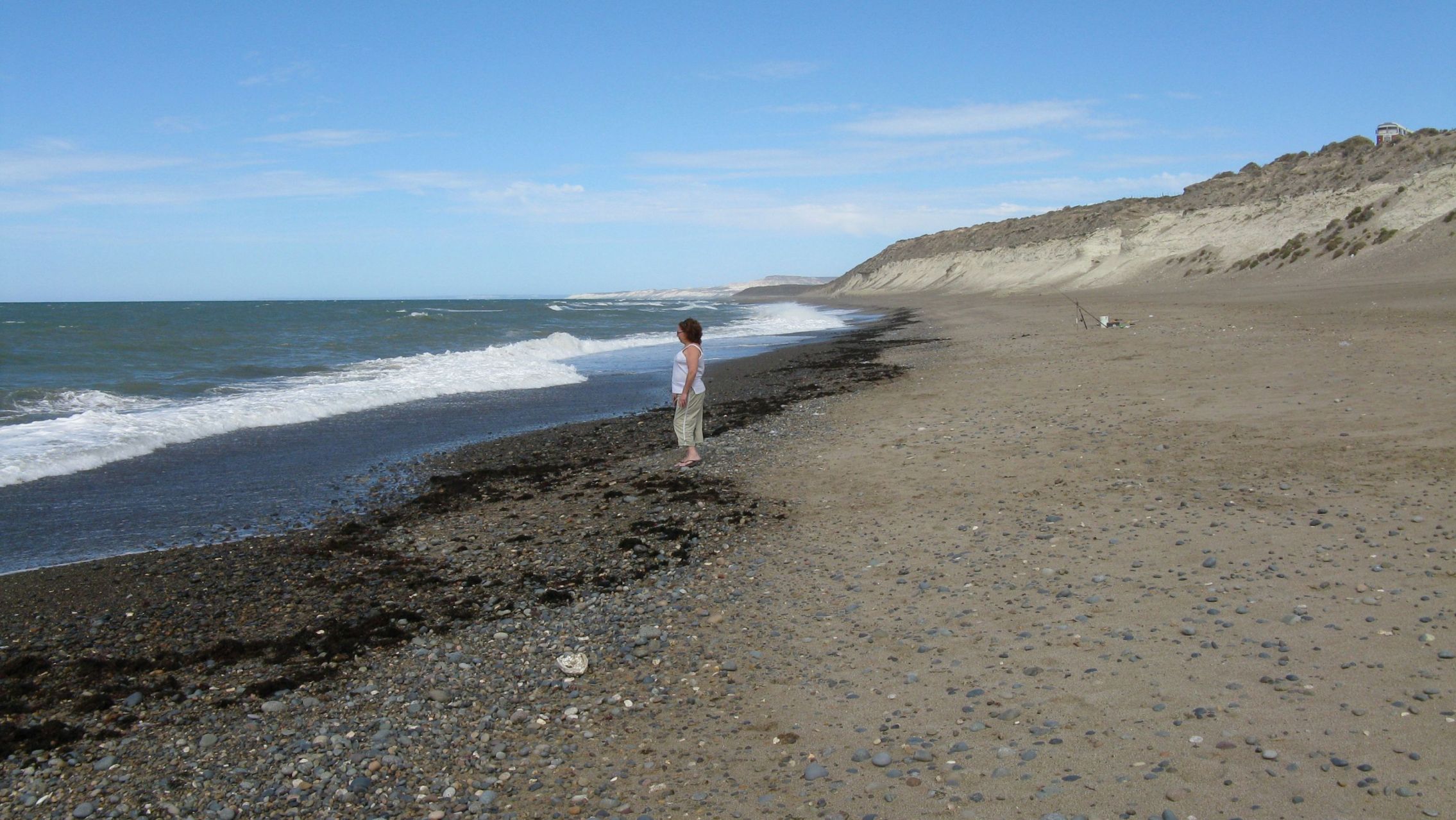 Encontraron restos óseos en una playa de Chubut y se investiga si son de humanos