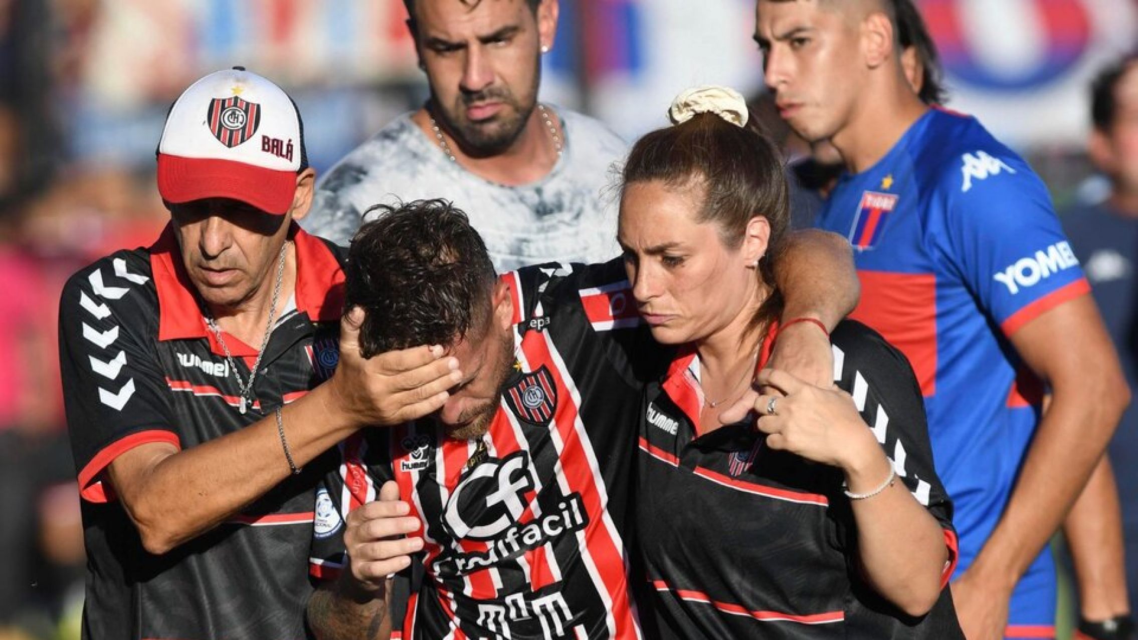 Un jugador de Chacarita fue agredido durante el clásico con Tigre