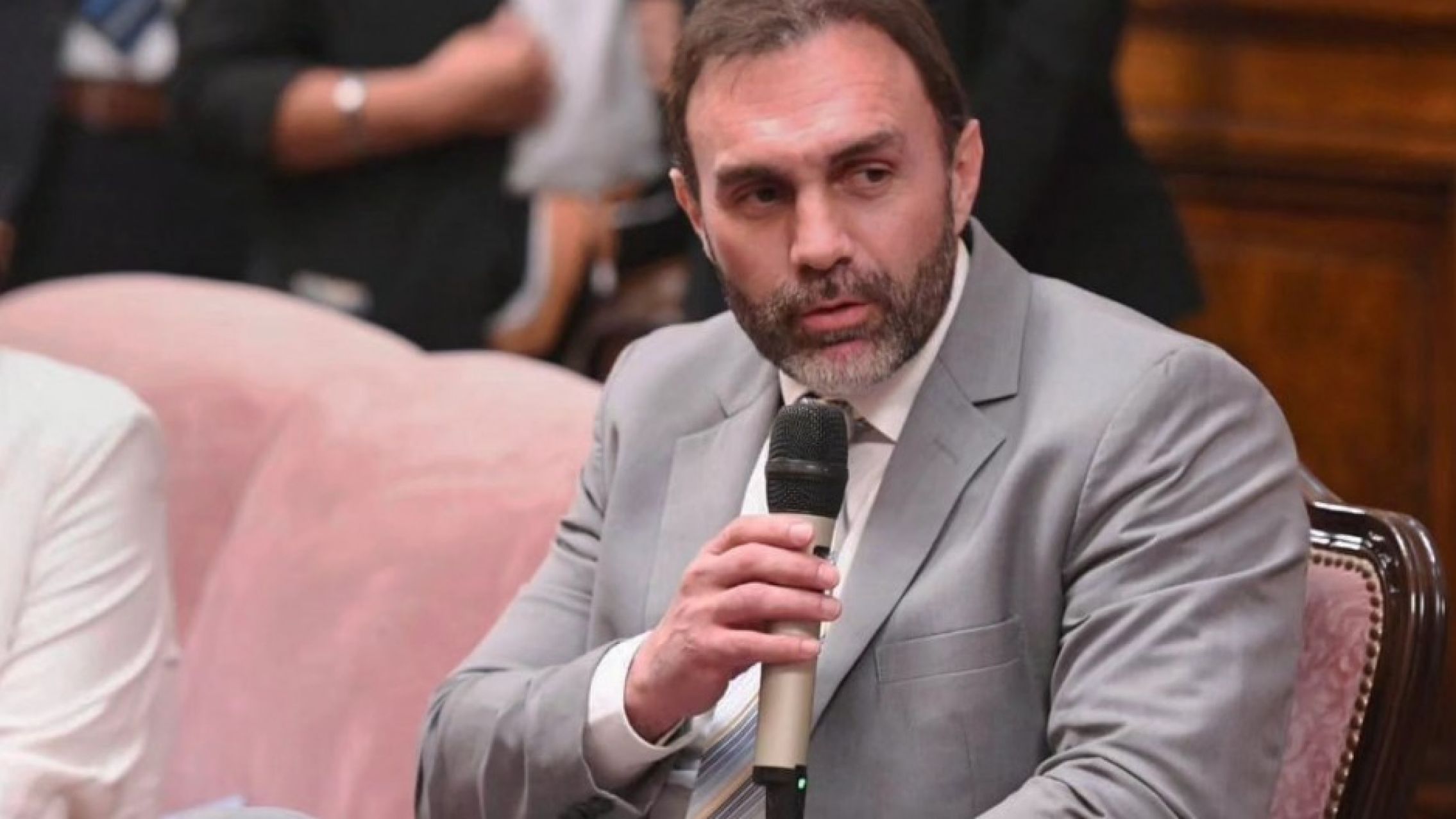 El presidente del bloque libertario en el Senado nombró a su hermano y cobrará un millón