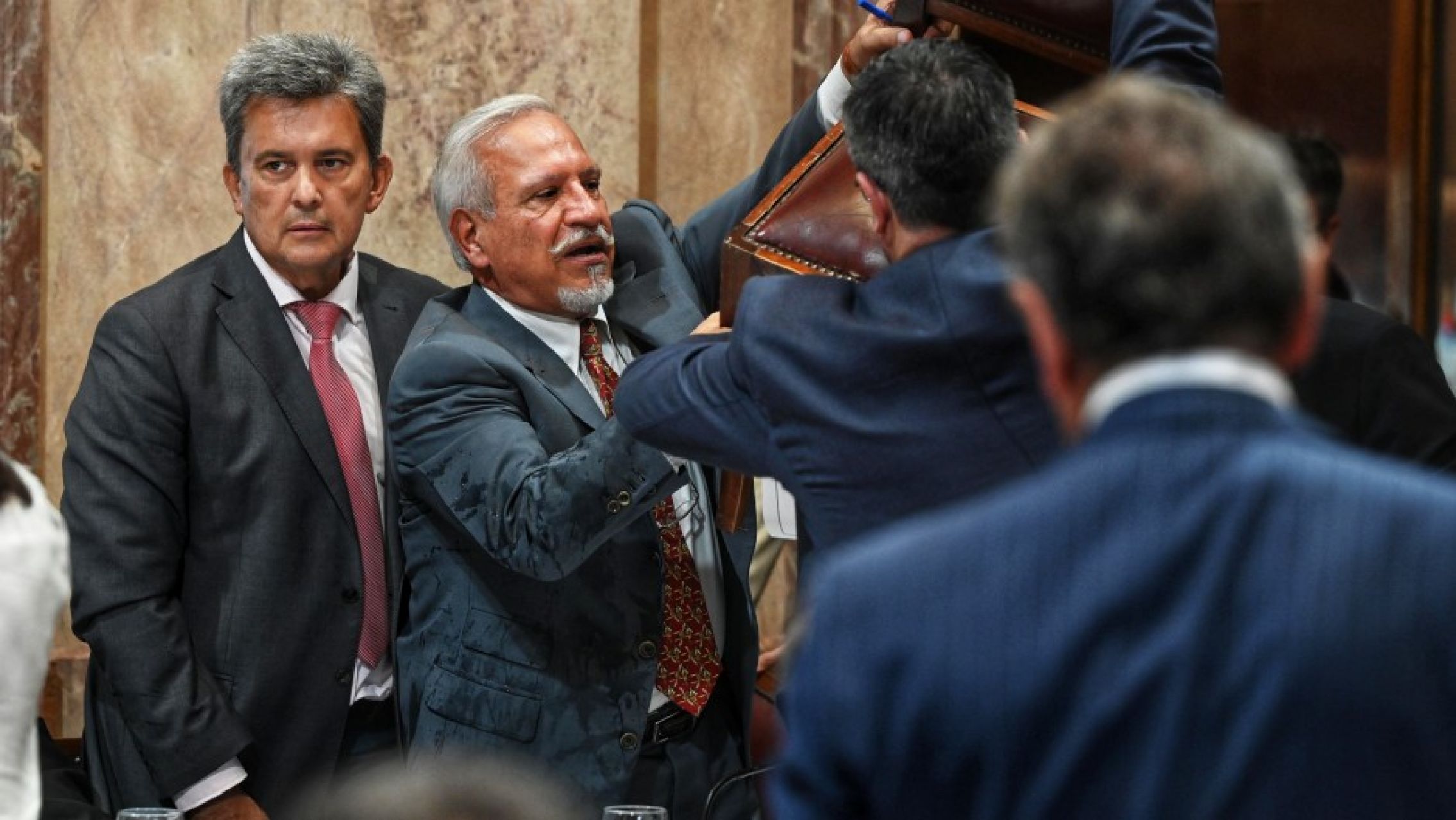 Tensión en el Senado un diputado salteño se cayó de su silla y generó burlas