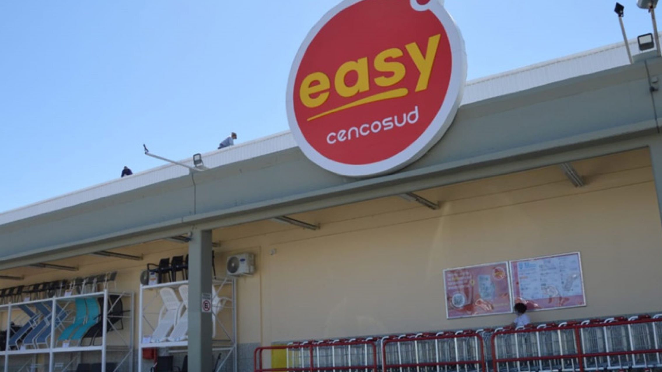 Fue a comprar al Easy y una pila de maderas cayó: murió su hijo de 3 años