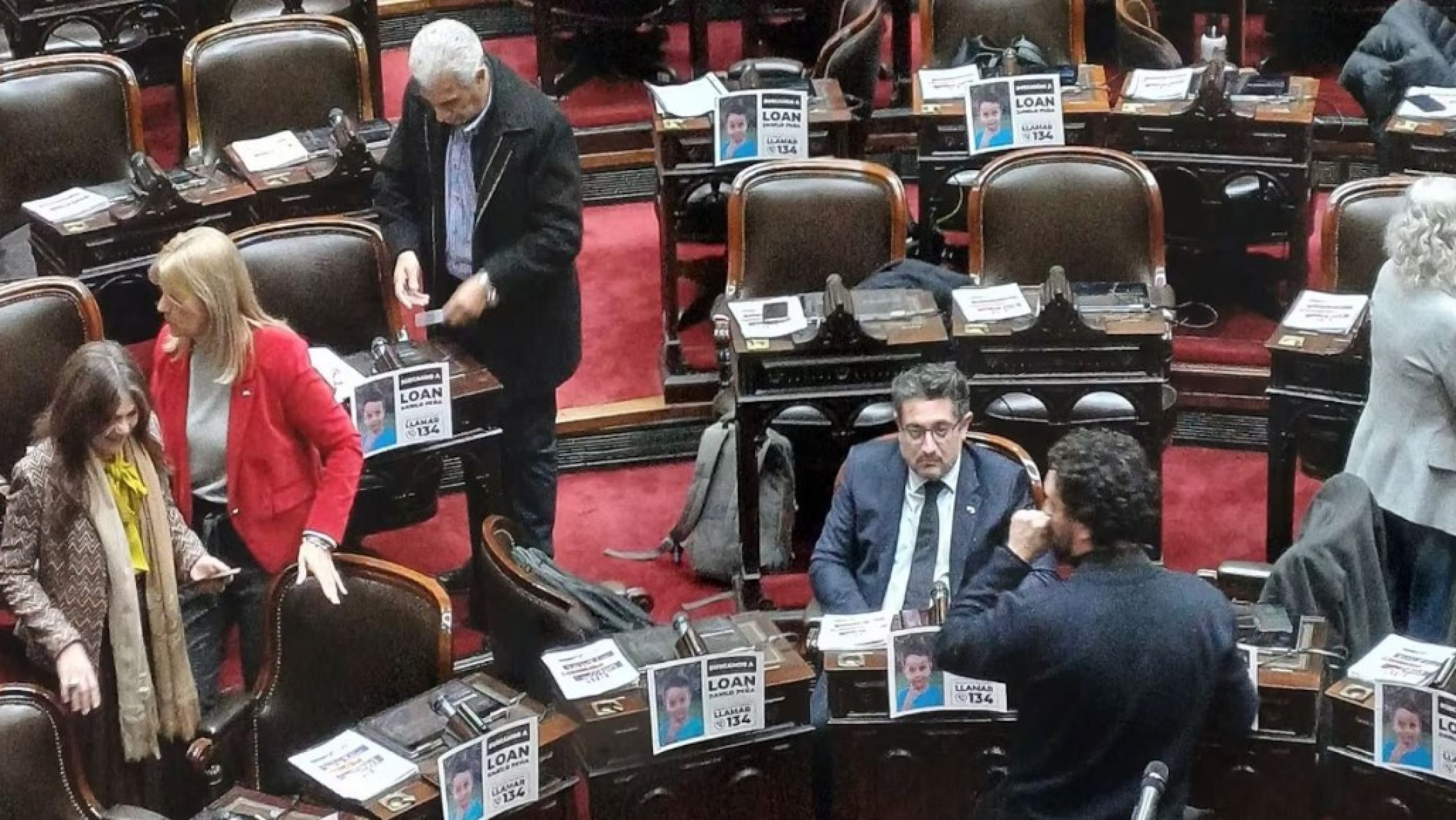 Legisladores colgaron carteles de Loan durante la sesión por la Ley Bases