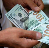 El dólar blue hoy volvió a bajar: a cuánto lo venden en el centro