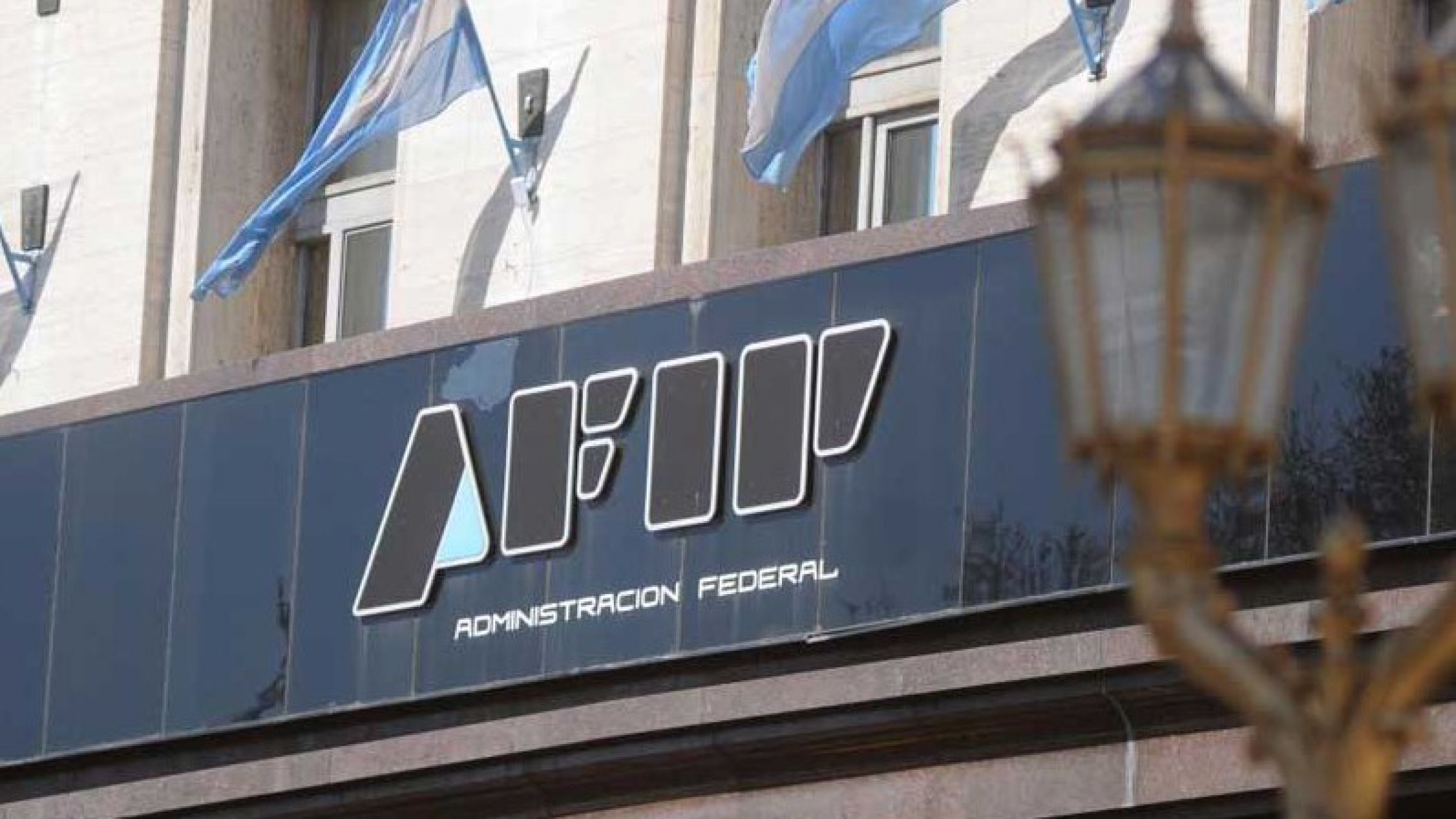 AFIP habilita la posibilidad de pagar un impuesto en dólares desde el exterior