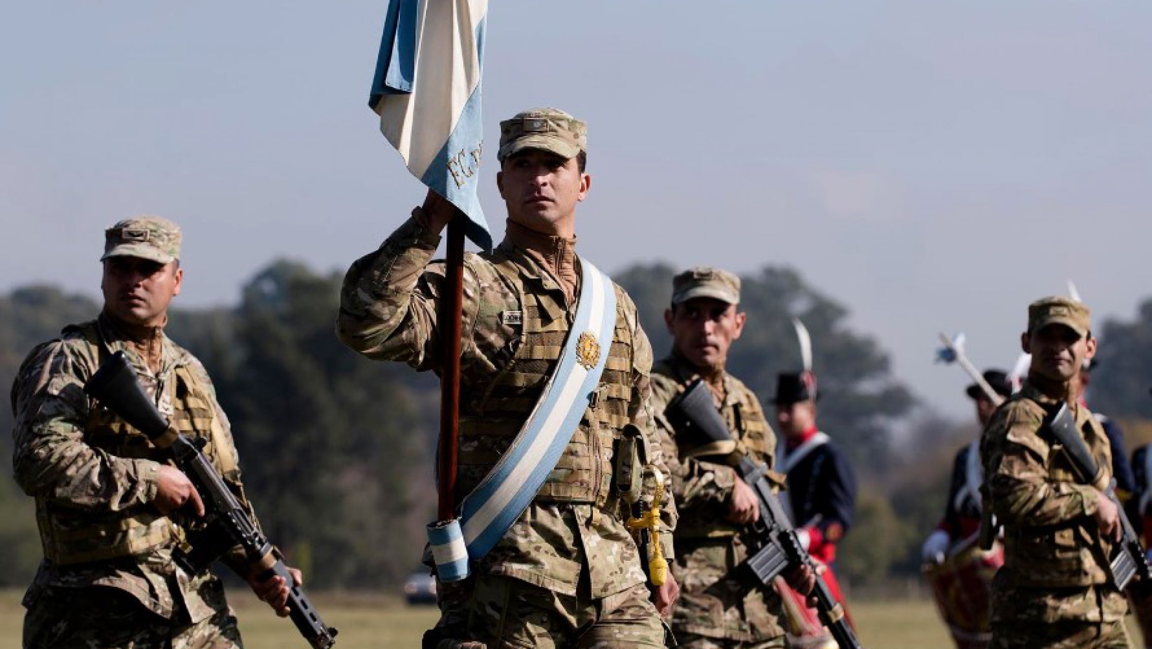 El Gobierno prepara un aumento salarial para las Fuerzas Armadas