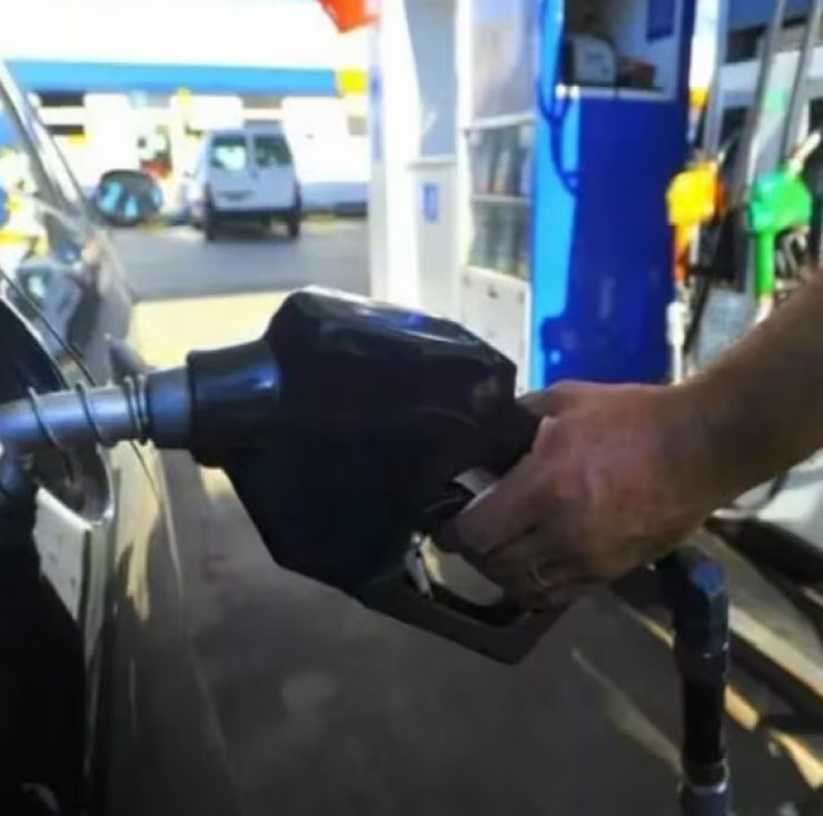 Podría bajar el precio de la nafta en los próximos días