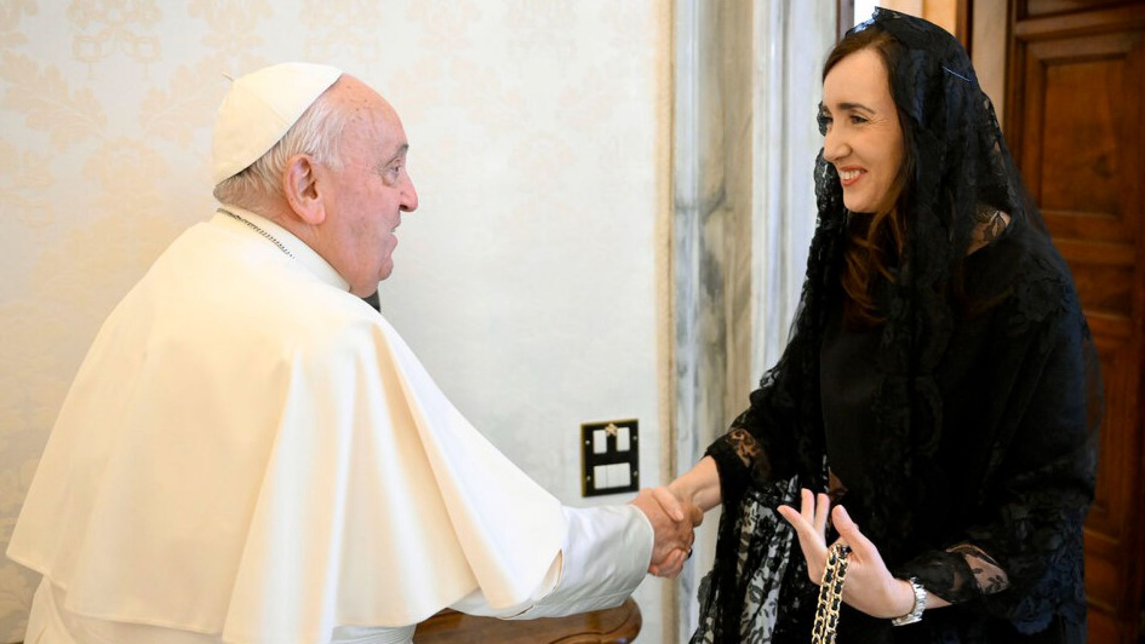 El regalo que le dio Victoria Villaruel al Papa tras su visita en el Vaticano